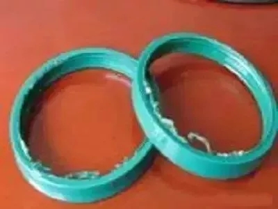擠出的挖掘機油封現象